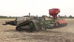 A Galamb iskola területén is bemutatkozott a robottraktor-Zöldút magazin részlet