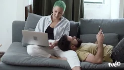 USING A LAPTOP ON YOUR LAP CAN CAUSE PAIN AND MUSCLE STRAIN | TVE REVISTA 09/28/2026